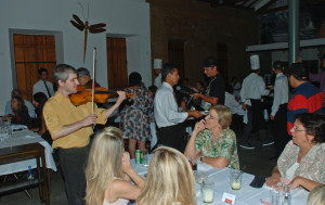 O violinista Sérgio Janick encantou os convidados